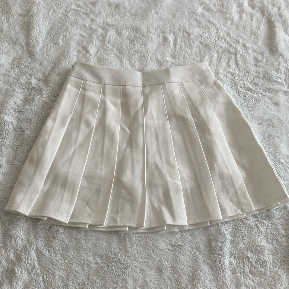 Elegant White Pleated Skirt